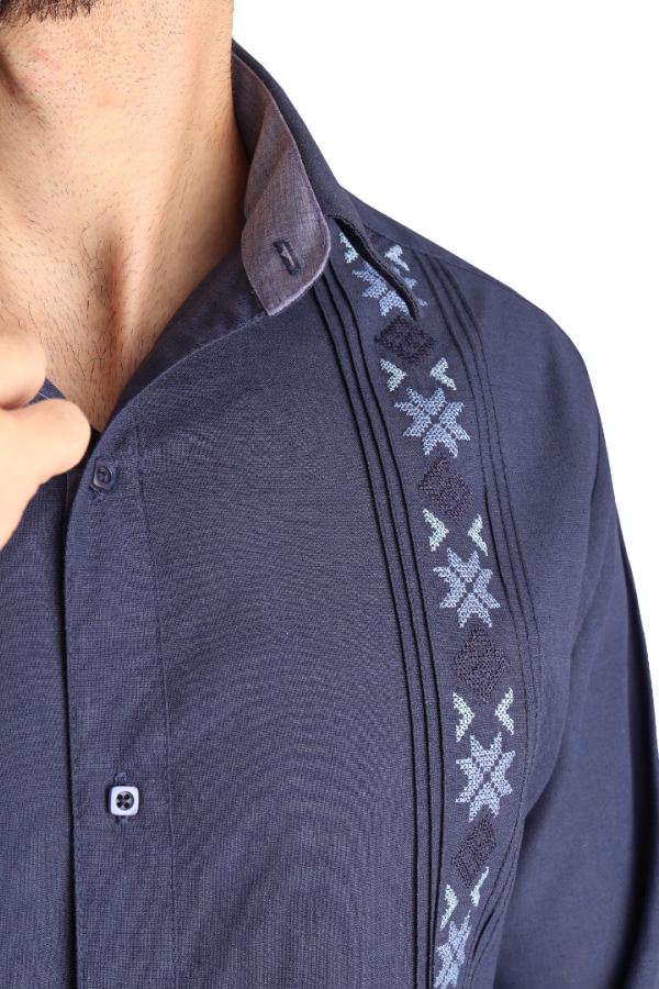Guayabera Con Alforzas Manga Larga Bordado Color Azul Marino Para Hombre